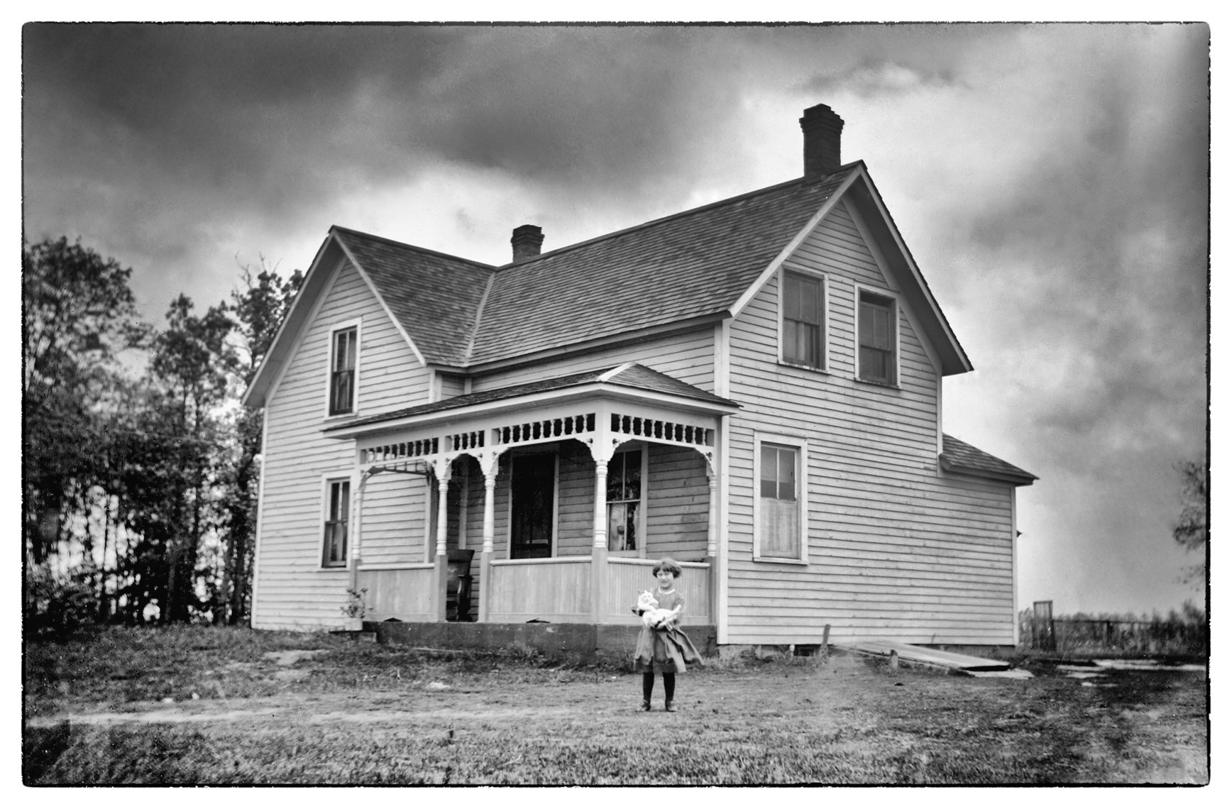 Little girl/farmhouse/Wadena/MN/lifestyle photo
