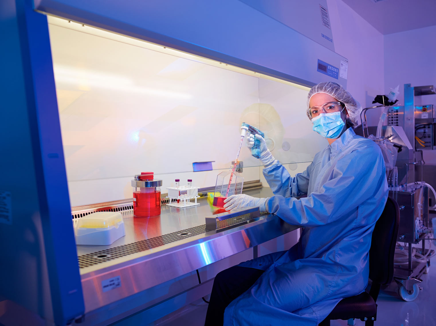 ATMI/labtech/anlizing red liquid//medical photography
