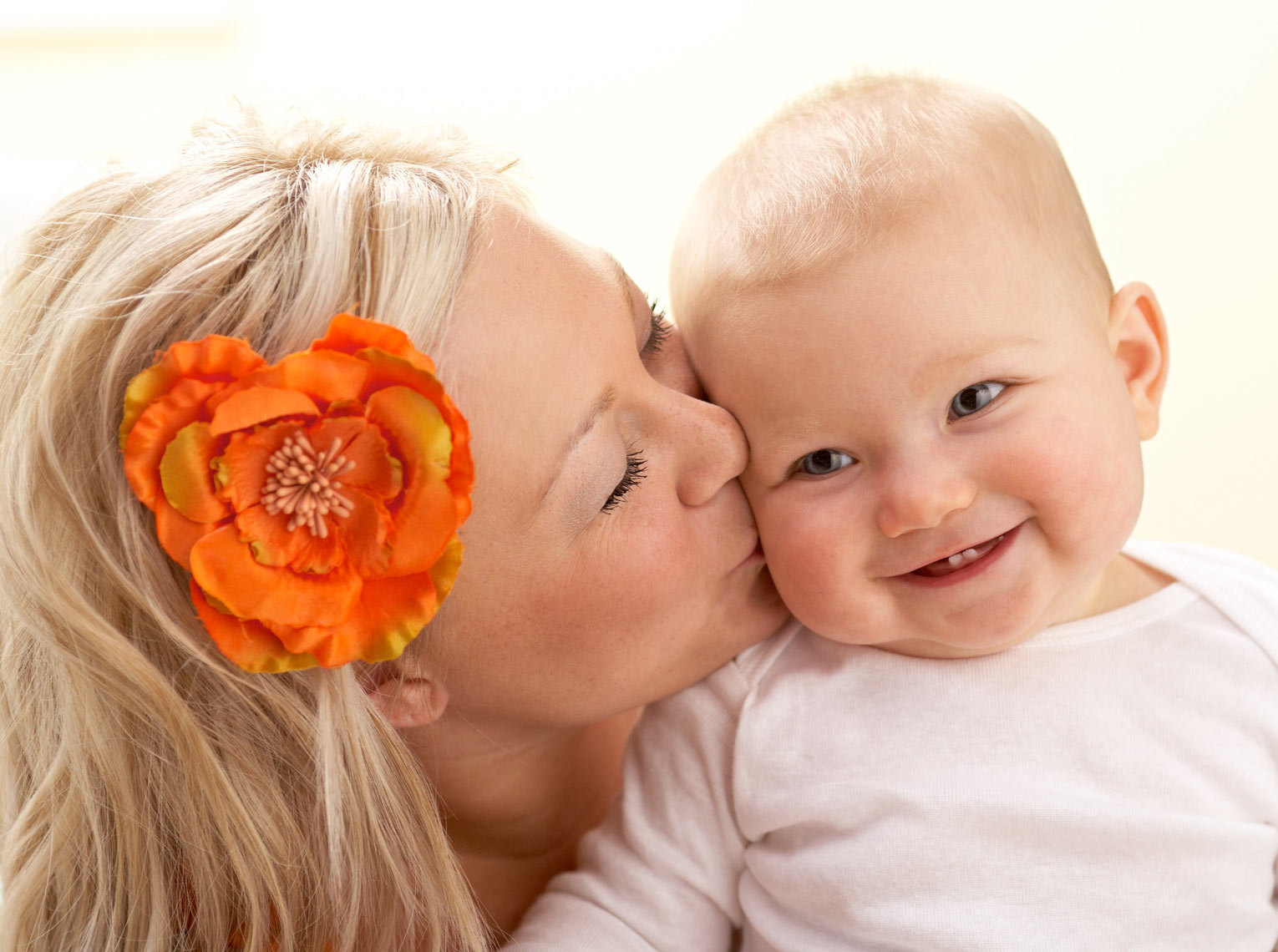 Halo/mom/baby/kissing cheek/lifestyle photo
