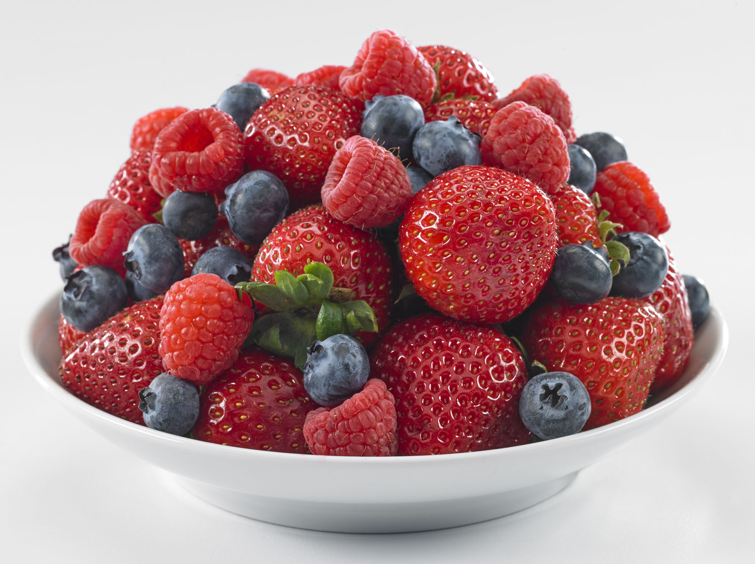 Strawberries/blueberries/white bowl/food photography