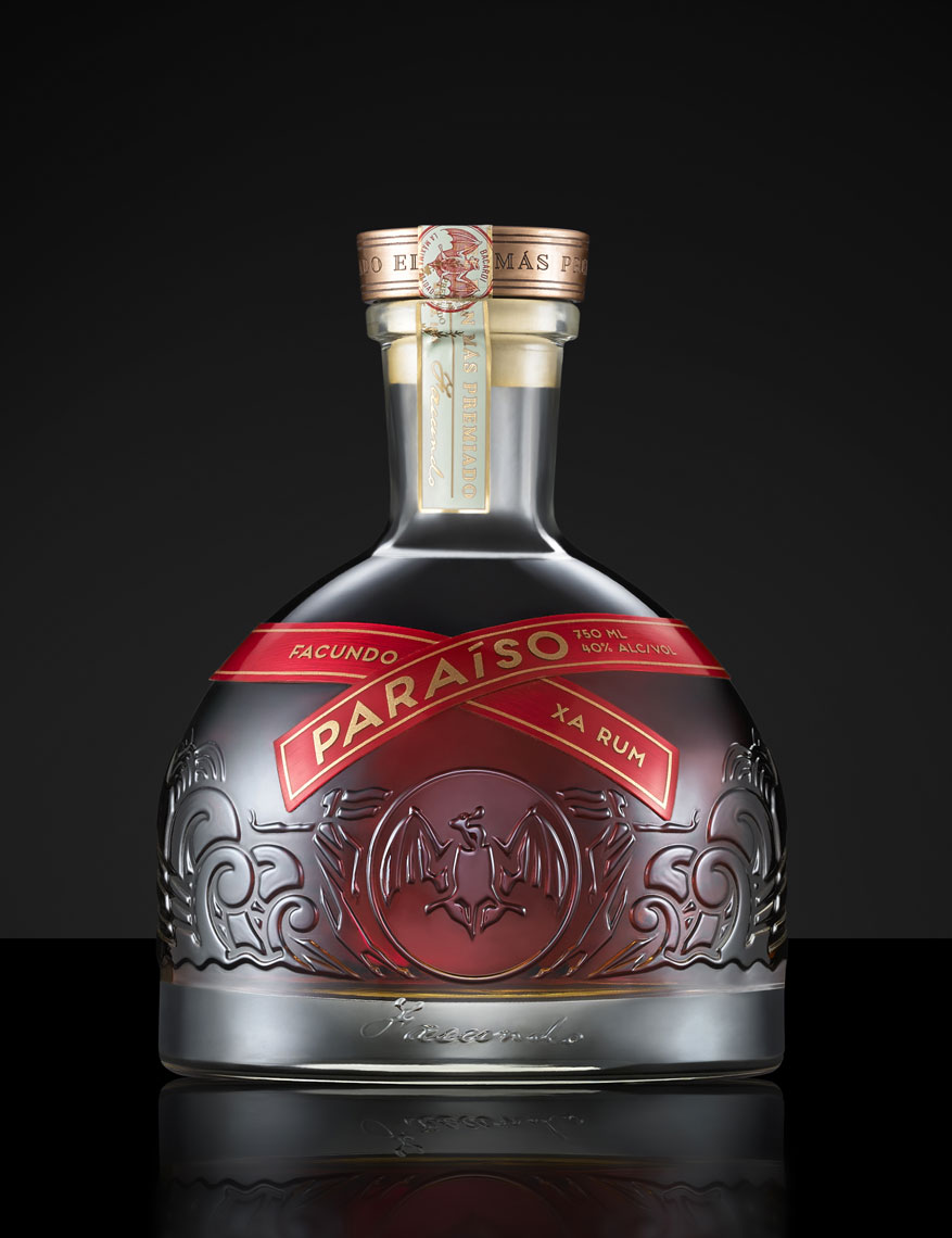 Paraiso rum /black reflective surface/product photography