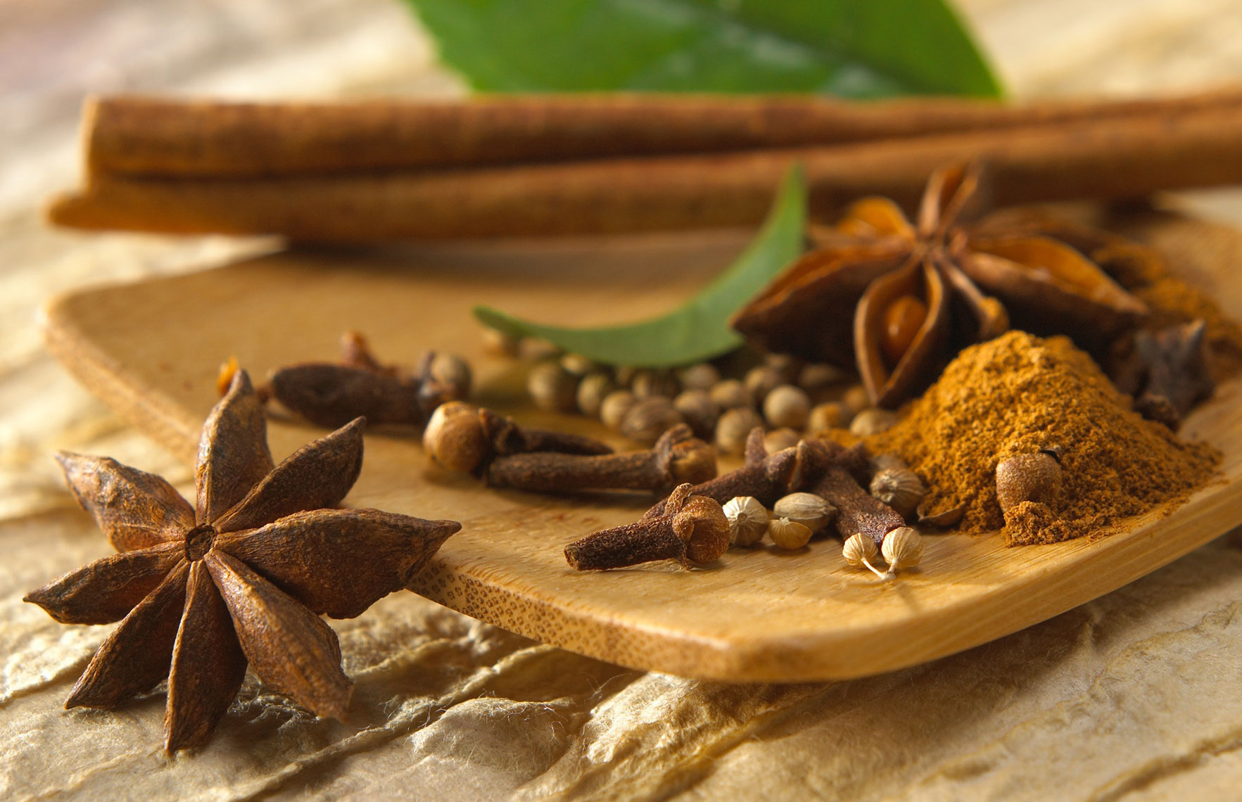 Star anise/cloves/cinnamon/coriander/wooden dish/food photography