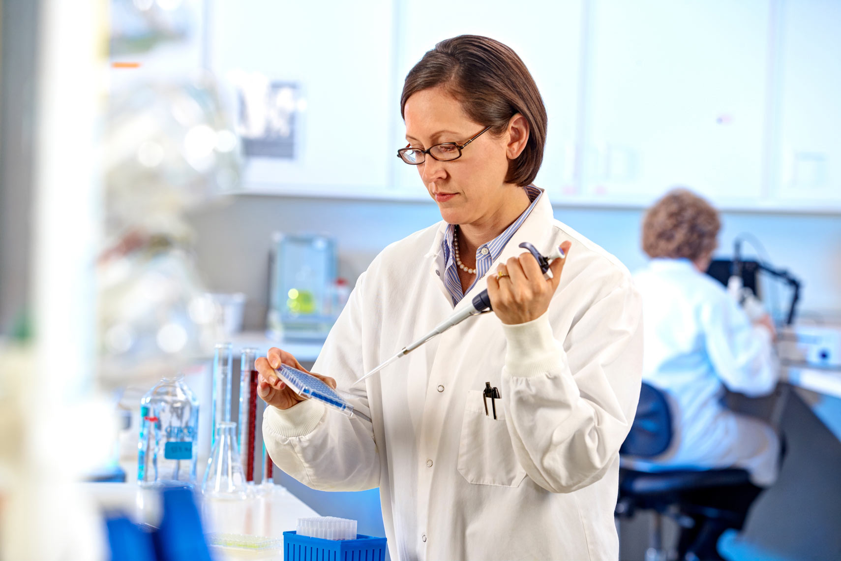 Surmodics/lab tech/taking sample in lab/medical photography