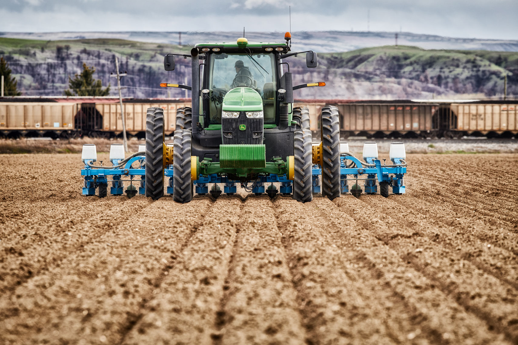 BetaSeed/agriculture/tractor planting/mountain/agricultural photo