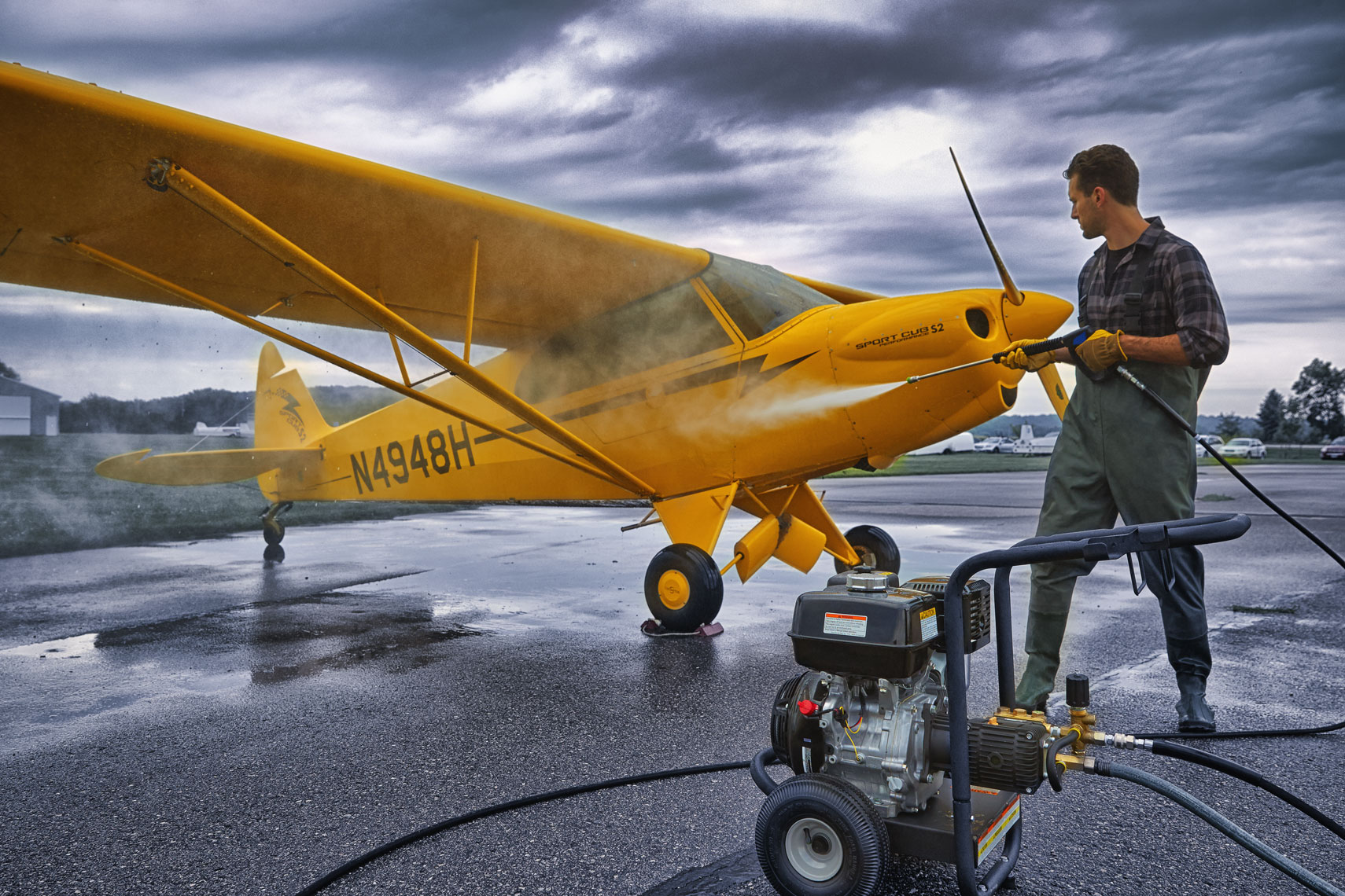 Powerwashing plane/yellow/location photography